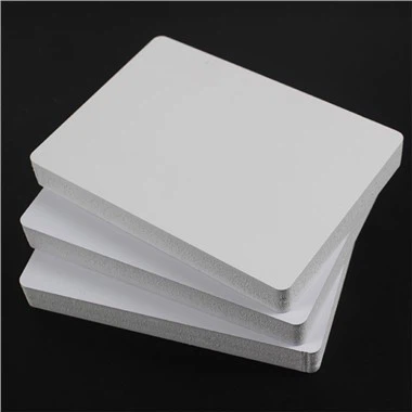 Couper le panneau de mousse PVC